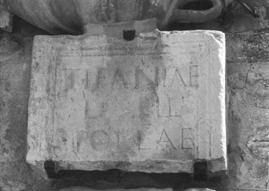 lastra con iscrizione funeraria